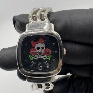 Retro Skull & Roses Quartz Watch – Stainless Steel Back, Gothic Punk Style